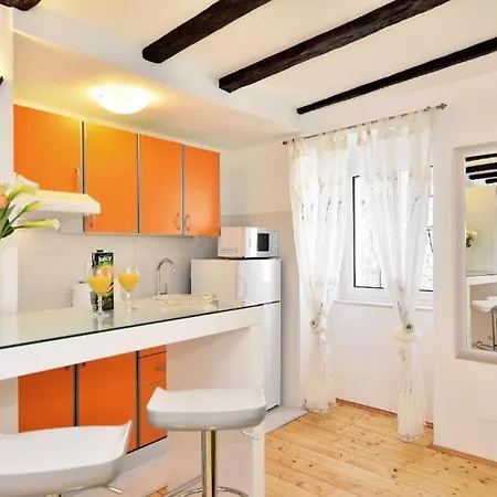 Marigold Stone House شقة