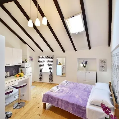 Marigold Stone House شقة
