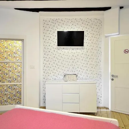 Marigold Stone House Apartment Split
