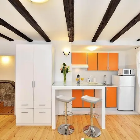 Apartment Marigold Stone House