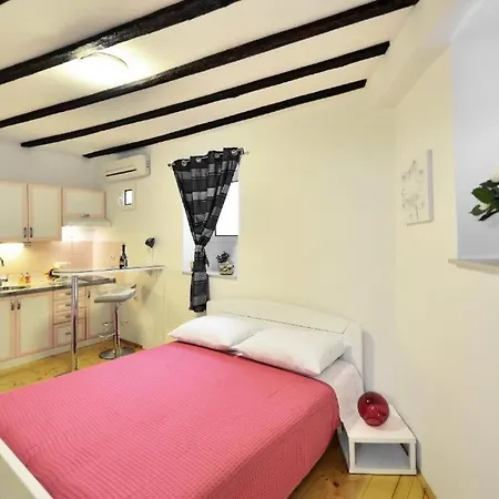 Marigold Stone House Apartment Split
