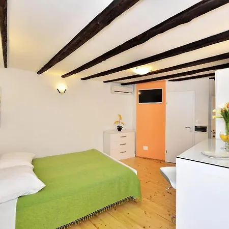 Apartment Marigold Stone House